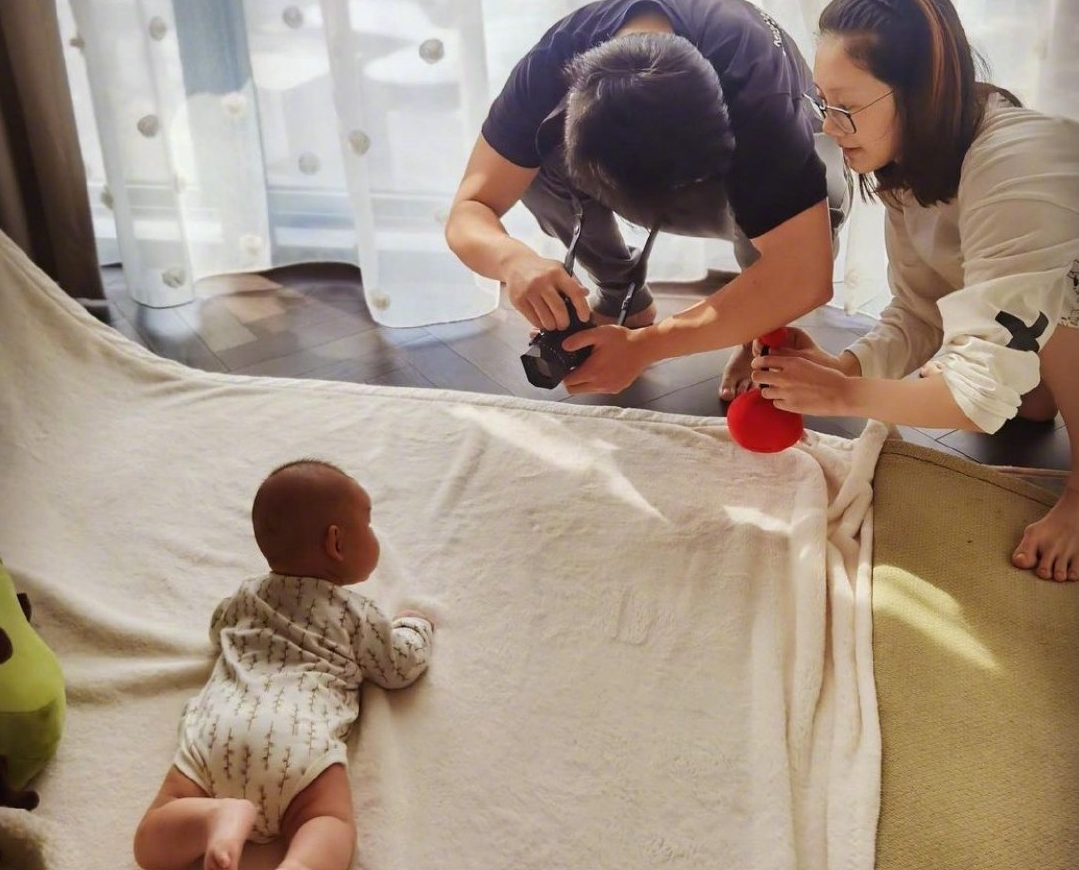 郑恺夫妇合体为女儿庆百天，给娃拍照画面温馨