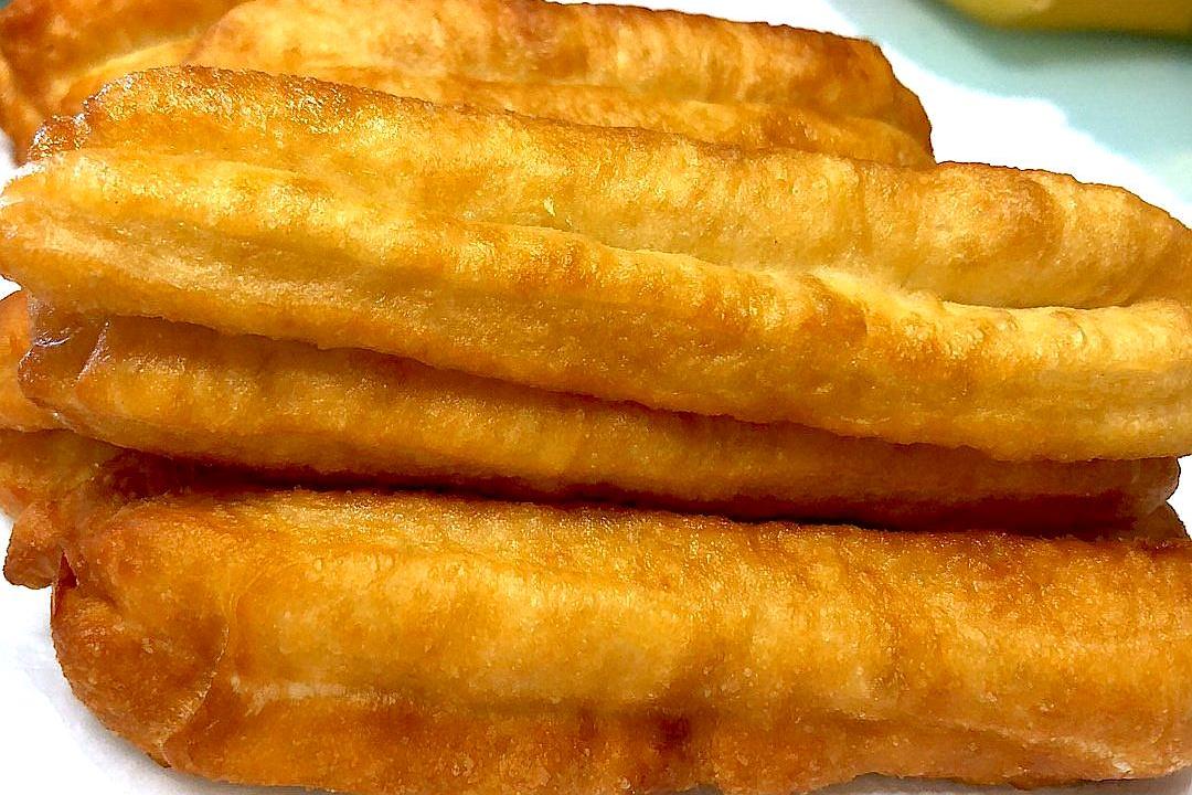 炸油条没必要加泡打粉，教你油条店的老配方，油条蓬松酥脆有韧劲