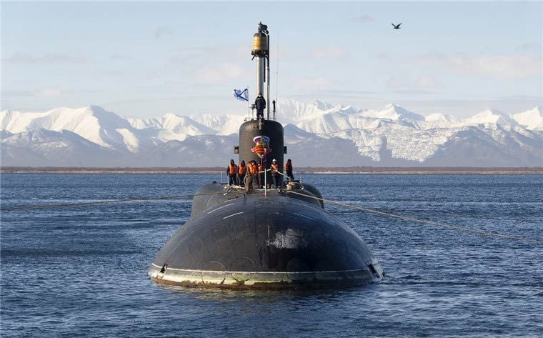 俄罗斯三艘核潜艇破冰现身，展现灭掉美国的实力，难怪美军争北极