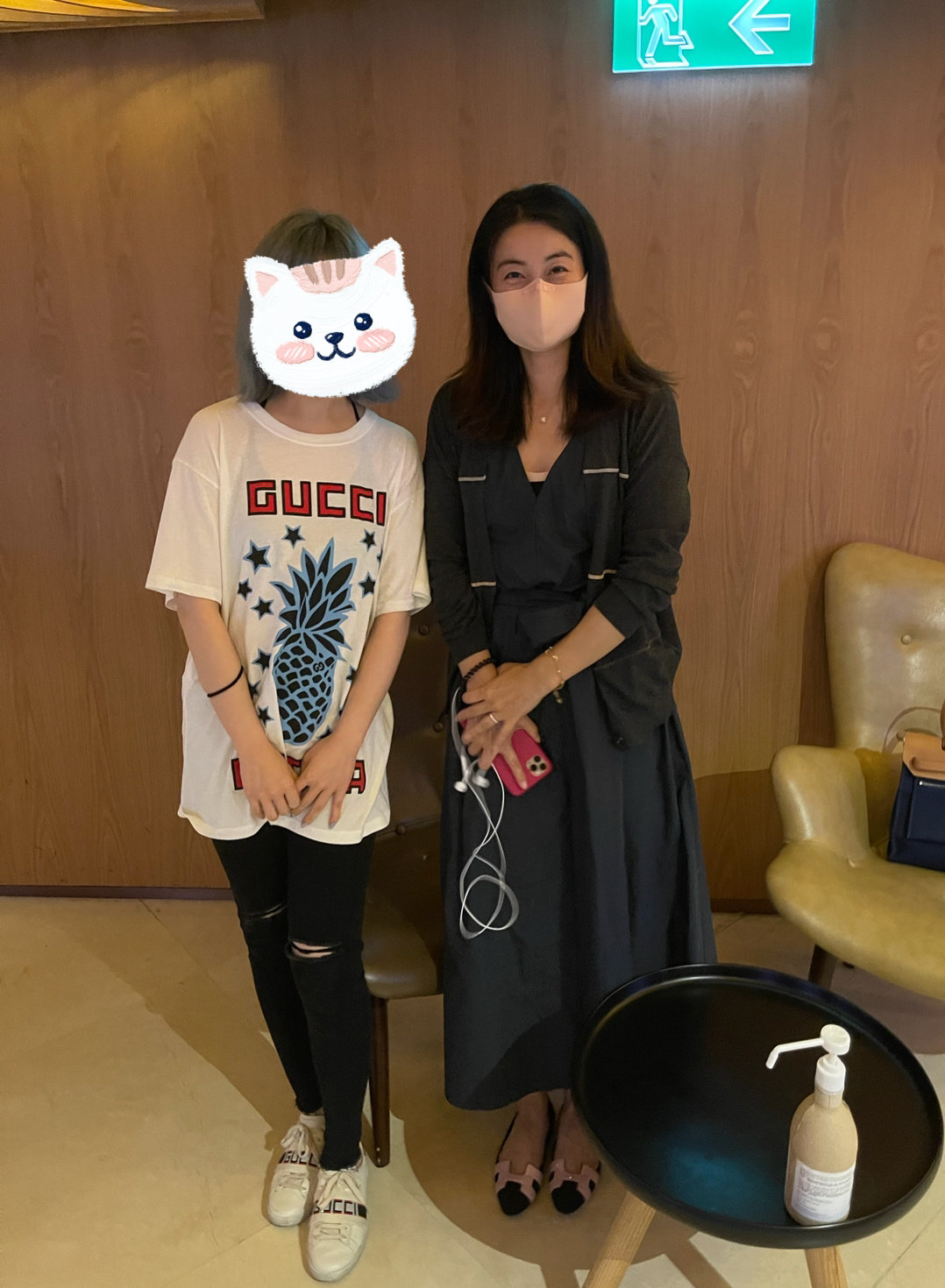 霍启刚带子女逛书店，霍中曦霍中妍手牵手画面有爱，兄妹感情超好