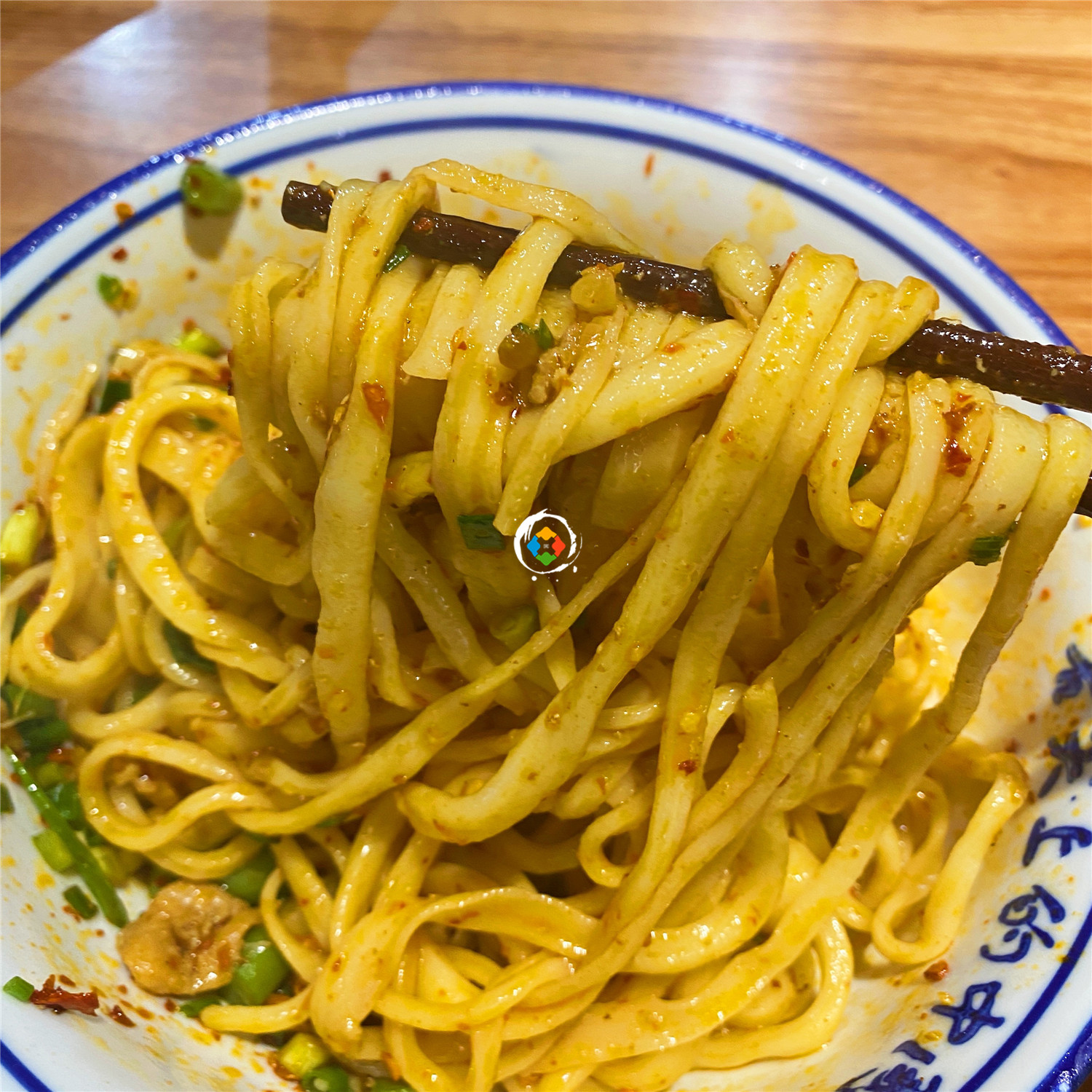 重庆哪里有正宗陕西风味？特色油泼臊子面，就着大蒜吃才够味