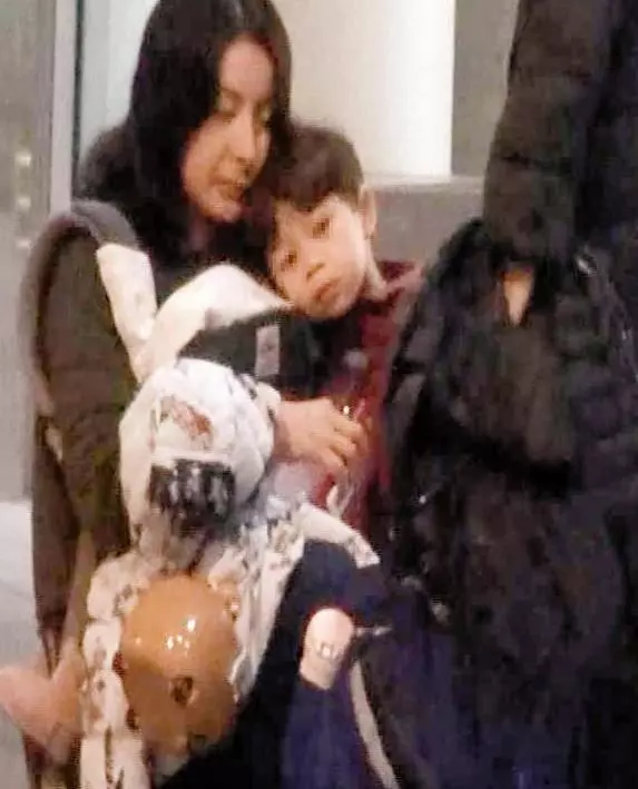 郭晶晶一家一如既往地低调出国旅游，全程无保