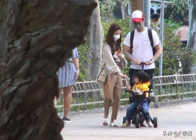 鄭嘉穎夫婦帶大兒子遊玩散步兒子趴在池邊玩水陳凱琳緊張地扶著