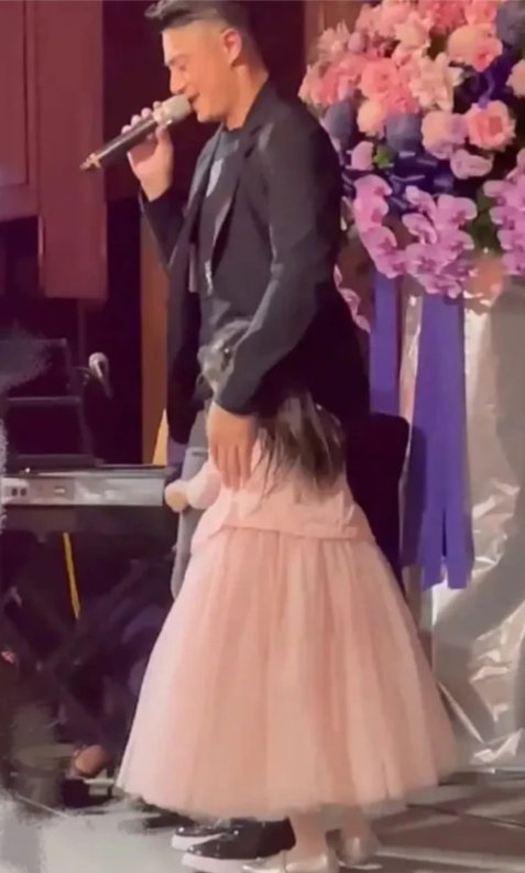 林心如4歲女兒近照曝光，穿連衣裙抱霍建華大腿撒嬌，太像洋娃娃