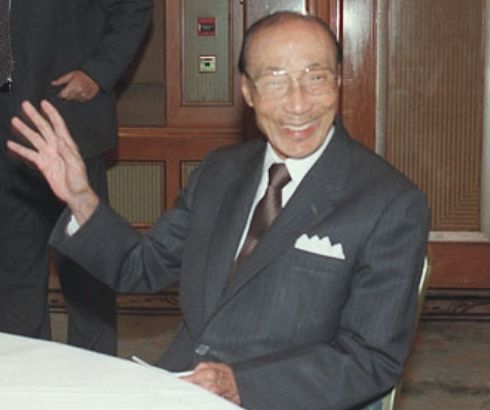 从“吝啬”富商到慷慨善士，他捐了3万栋楼，活