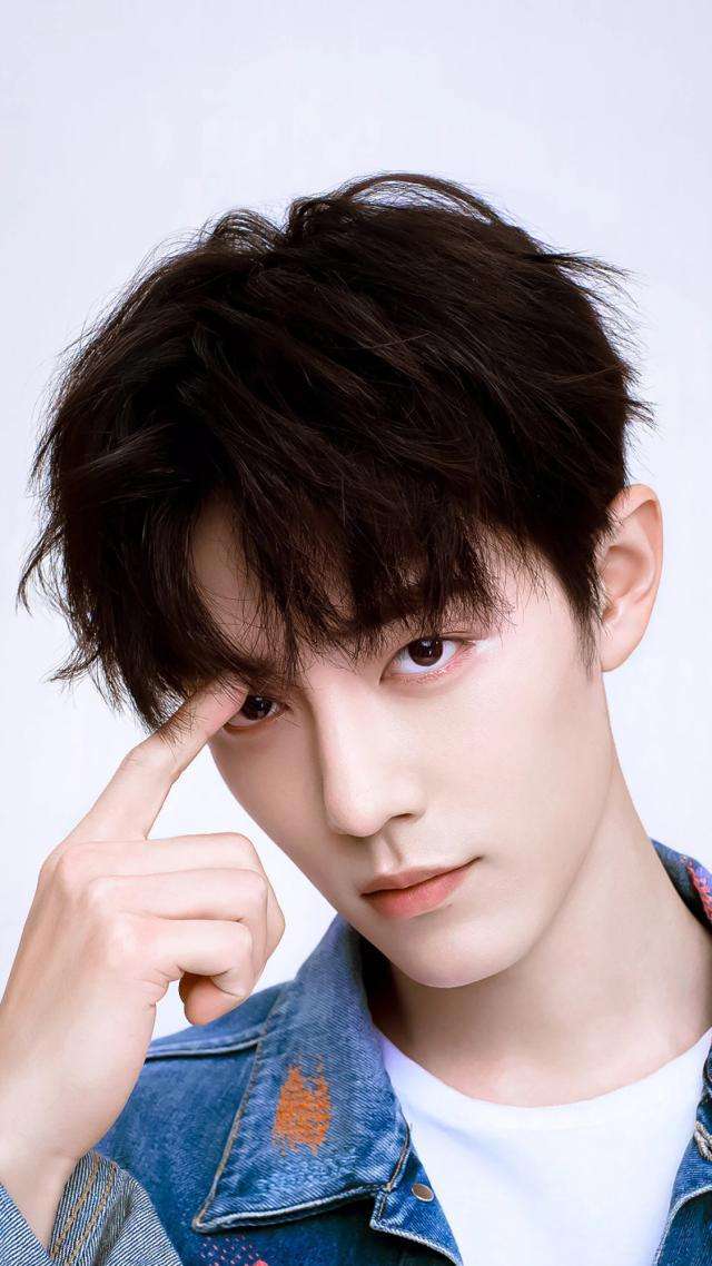 乔欣上大学17岁，肖战上大学19岁，看到郑爽！网