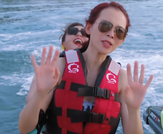 蔡少芬在海上冲浪，当看清全身照那一刻，哪像