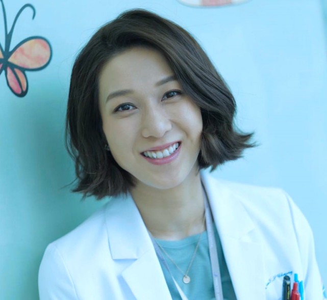 钟嘉欣罕有晒全家福，大13岁丈夫换新发型，夫妻俩终于不像父女