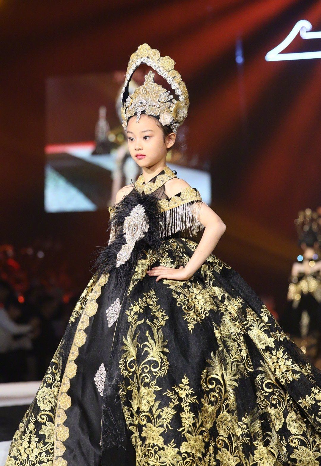 鐘麗緹13歲次女長開，與甜馨撞造型變女王，考拉“嫦娥”造型美翻