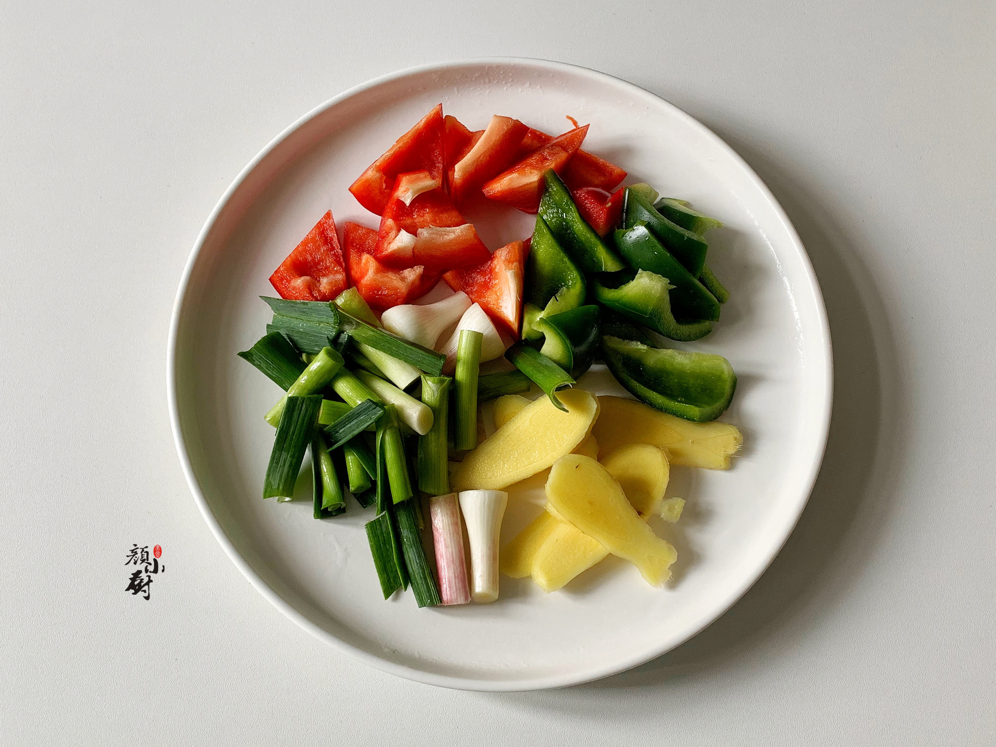 燉雞時有人焯水，有人直接燉，全不對，學會此做法，比飯店還香