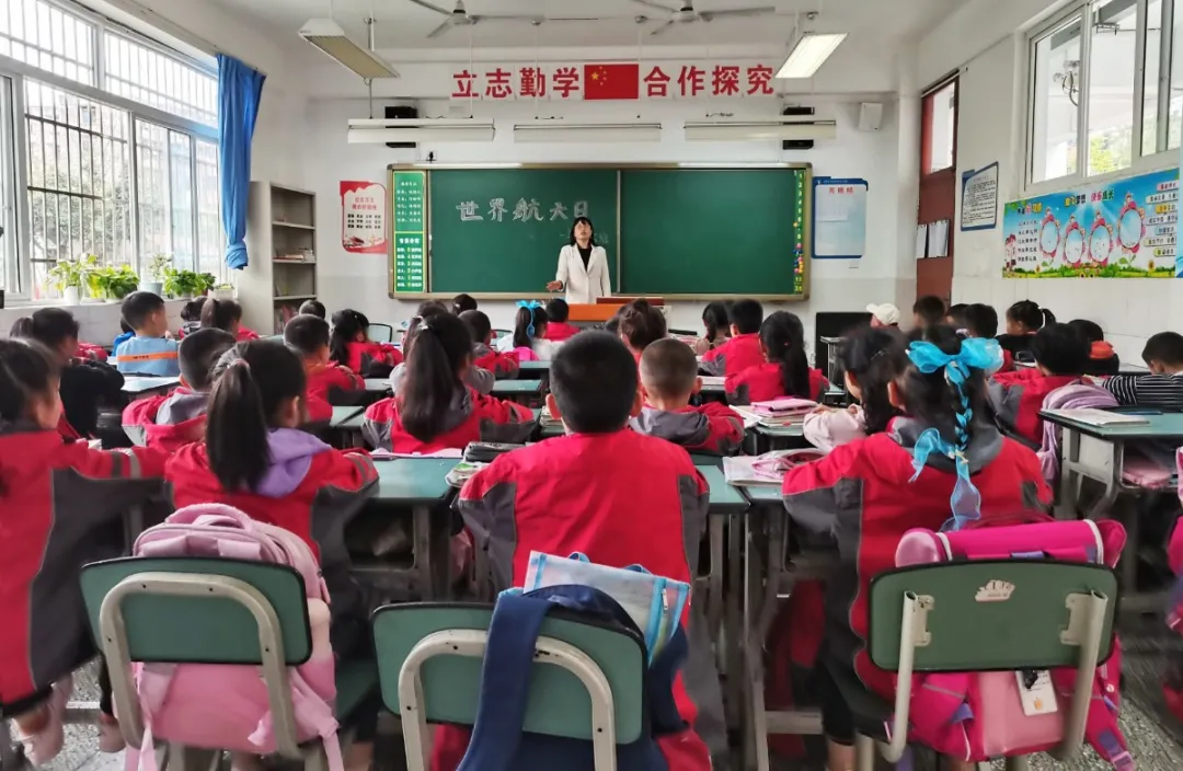 成都市龙泉驿区航天小学校开展“世界航天日”主题教育活动