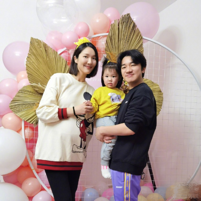 王祖藍邀好友為老婆慶生，一家三口同吹蠟燭，李亞男超大孕肚搶鏡