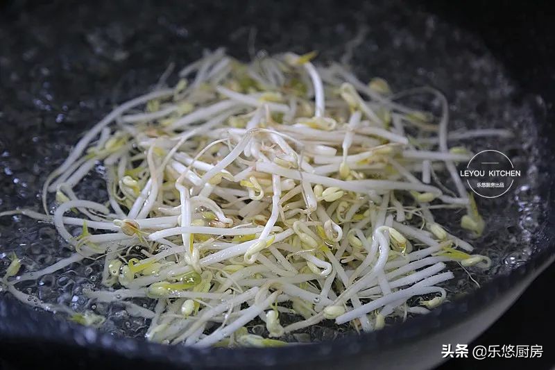 立春吃春捲，我有妙招，用一把刷子，幾秒做一張春捲皮，簡單省事