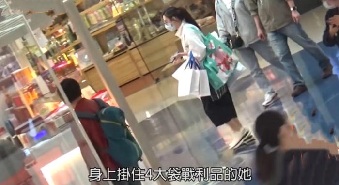 張柏芝帶兒子去遊樂園，大兒子捲髮帥氣，給小兒子扎辮子當女兒養