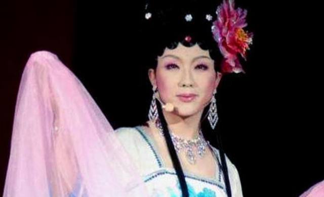 18岁辍学，19岁自杀未遂沦为乞丐，李玉刚靠男扮女装一举成名