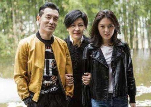 2018年，李咏留下遗言：别把我的遗体运回国！冯