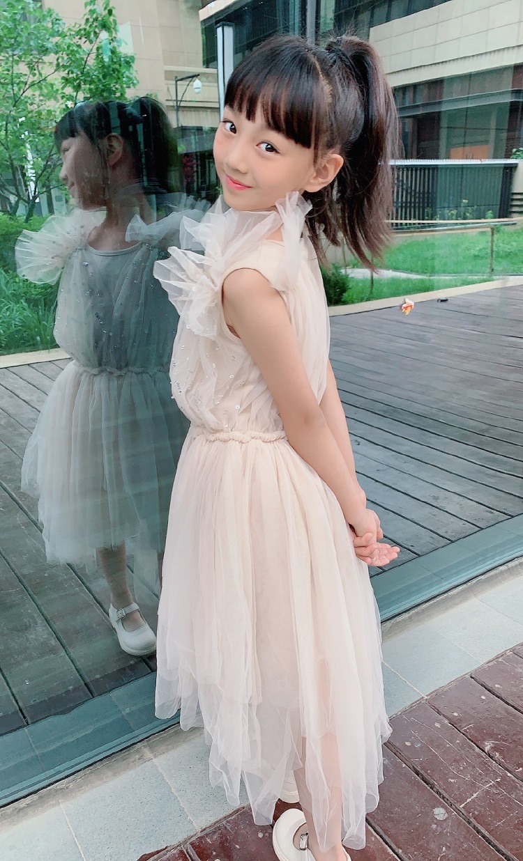 女大十八变！9岁的小山竹美得让人认不出，面对镜头表现力十足