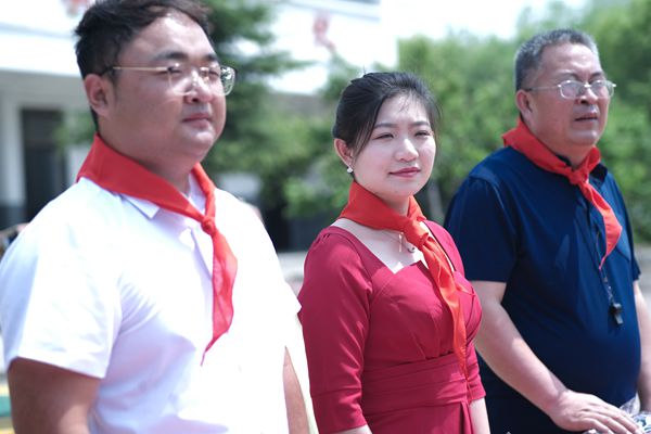 新郎邢飞飞新娘袁欣怡爱心奉献 回报家乡让新时代婚俗焕发出新气象