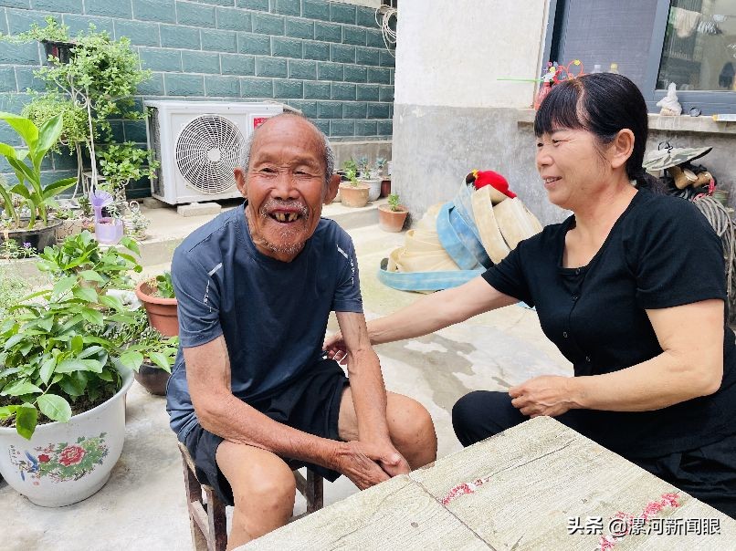 26年喽！漯河一对夫妻把孤寡老人接进家当“爹”伺候