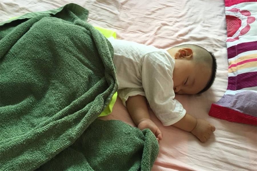 宝宝夜晚睡觉总是踢被子，未必就是热，孩子的“苦衷”妈妈得了解