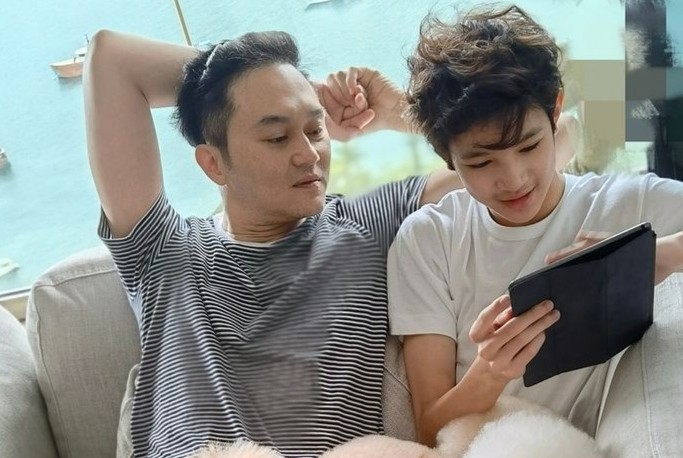 张智霖与儿子过父亲节，父子颜值超高腿长令人羡慕，坐一起像兄弟