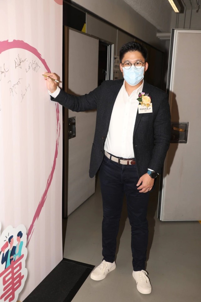 霍啟剛曝晶晶教仨孩子做作業會煩躁，否認因孩子教育與太太有摩擦