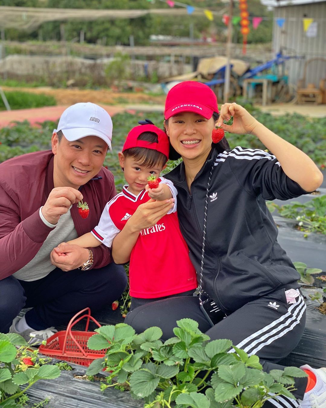 胡杏儿带娃打卡迪士尼，戴发箍凹造型少女感十足，儿子乖巧呆萌