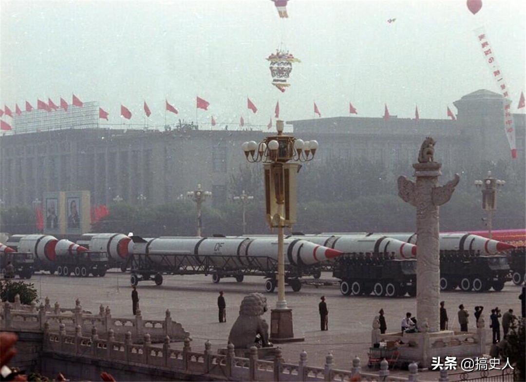 1984年国庆阅兵现场：告别一架飞机循环飞过天安门两次的年代！