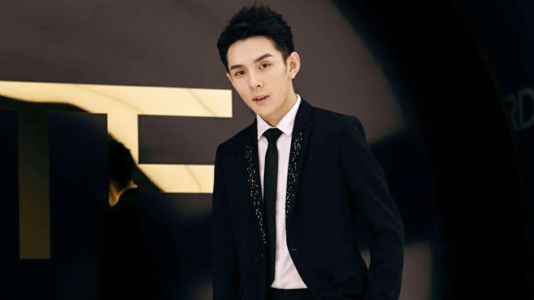 李佳琦逛街偶遇许光汉，两人合影穿着正式，不知道该羡慕谁？