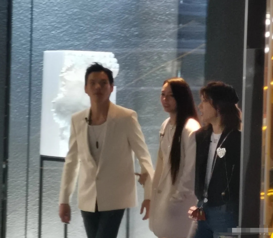 向佐郭碧婷被偶遇，郭碧婷发福好富态，网友：婆家养得太好了