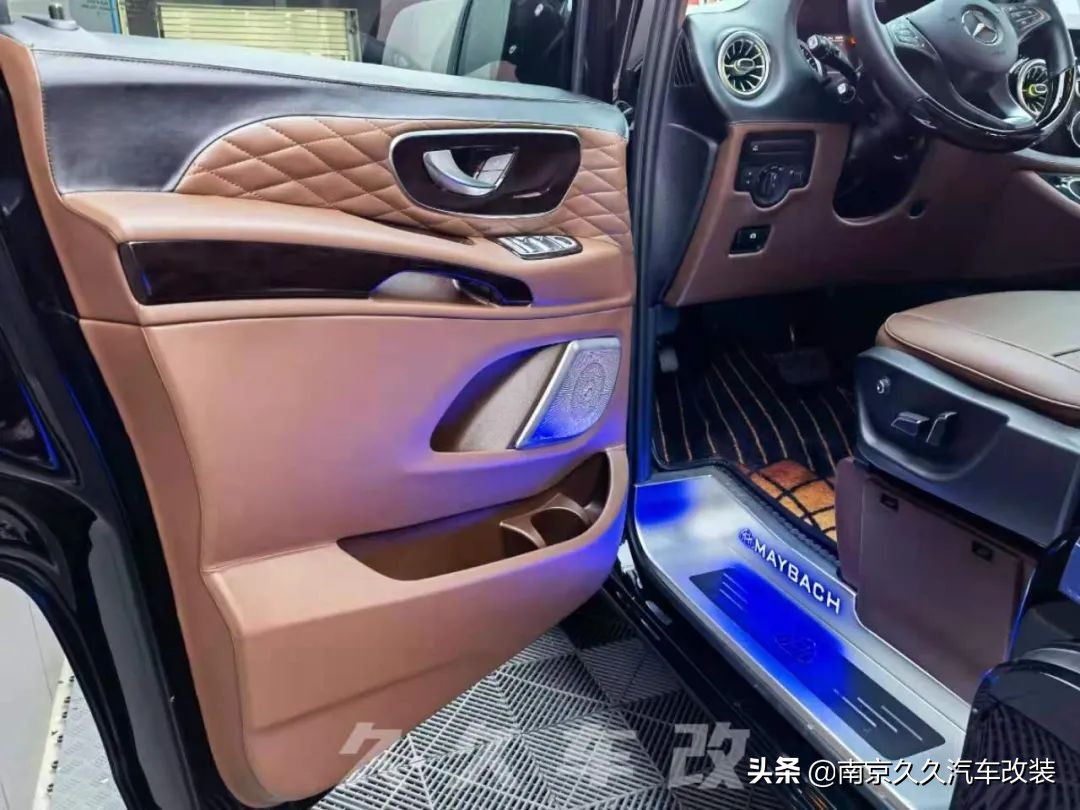30万的奔驰威霆大面包，如何改出百万豪车的感觉？