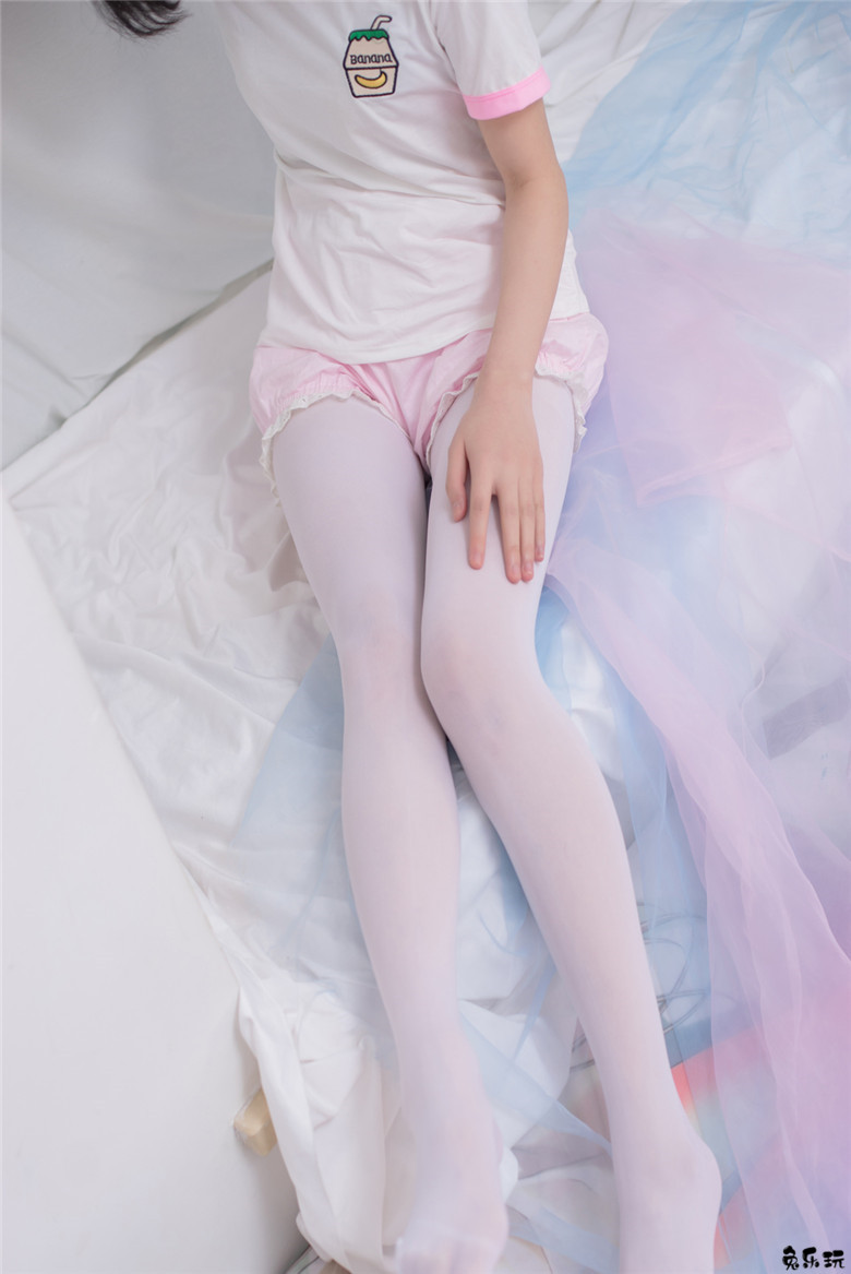 卧室里的白丝少女