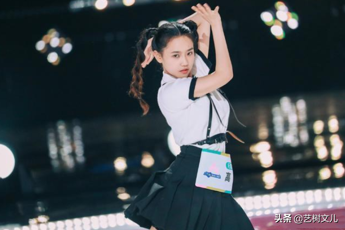 初期镜头多话题足，之后便查无此人，她们都吃