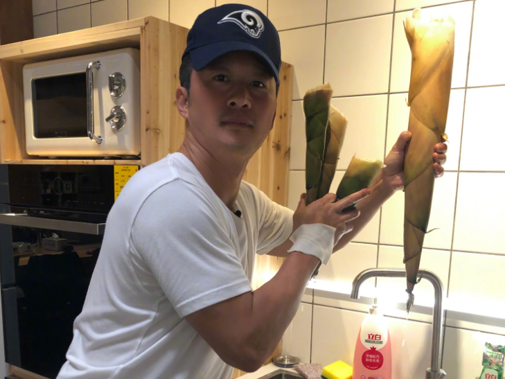 吴京瘦了10斤被老婆爆照！他减肥成功后双腿，连女生都直呼酸了