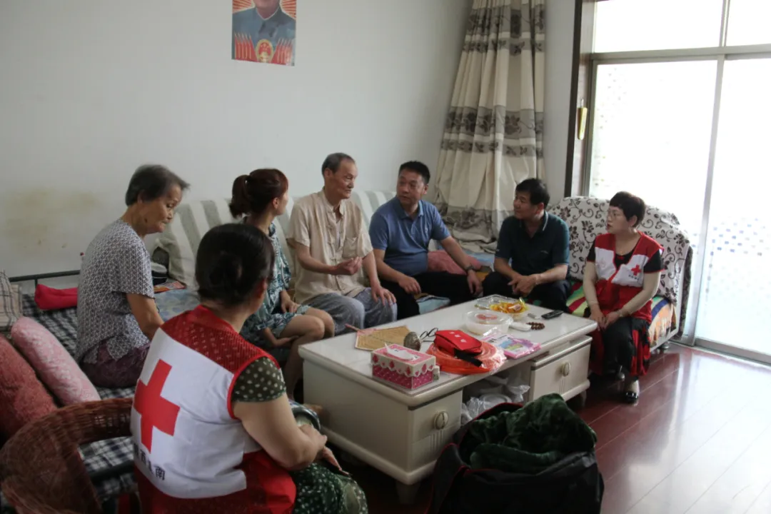 渭南市红十字会走访慰问老党员