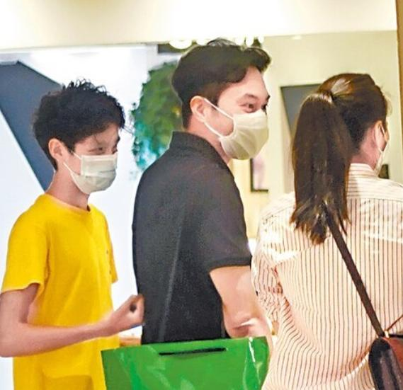 袁詠儀一家三口同框！ 14歲魔童身高矚目，這眉眼超像張智霖