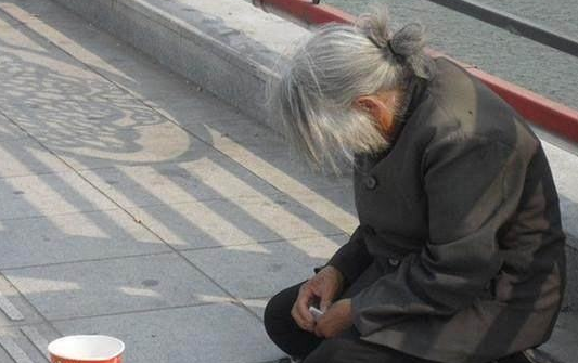 一将军离家出走20余年，建国后回乡接母，却发现