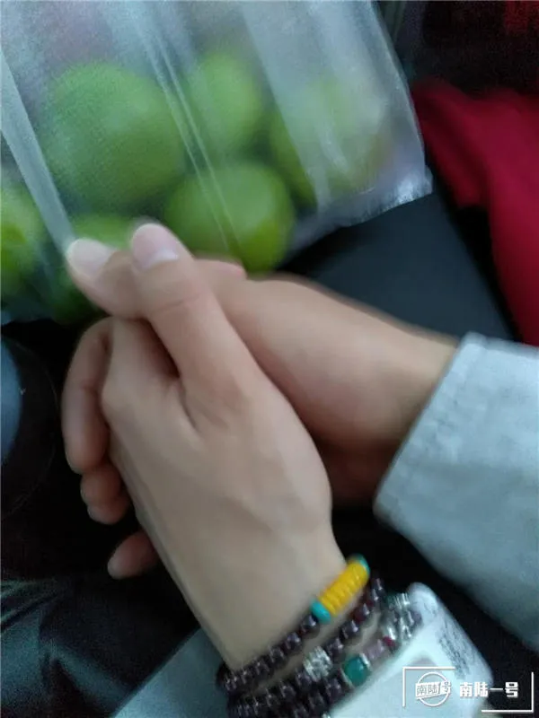 这事儿麻烦了，指导员娶了代理指导员，官儿一样大究竟听谁的？