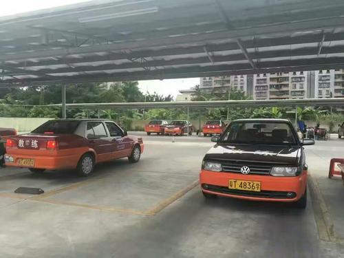 考试费用是自己负责，还是驾校交，看清楚条款