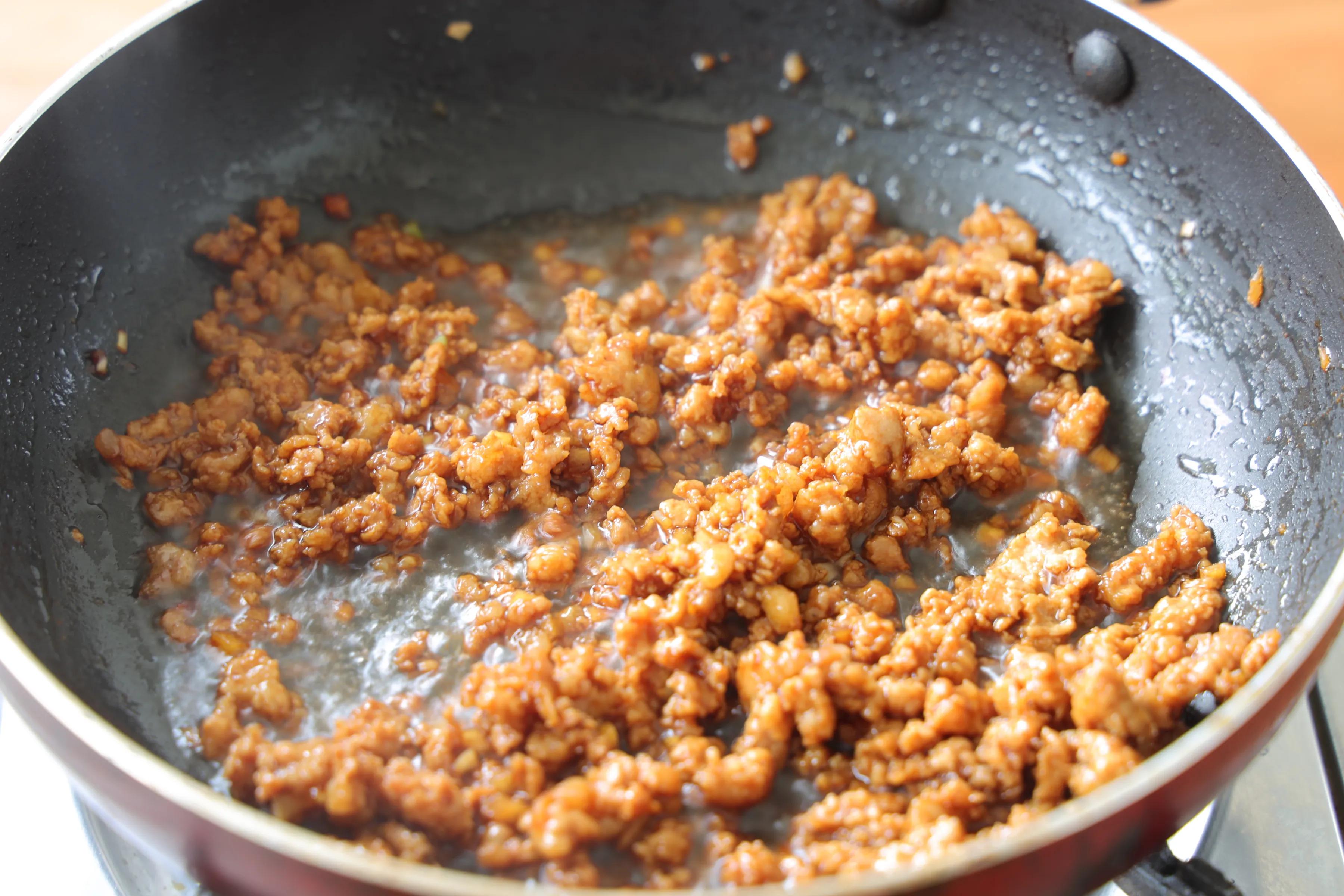 豆腐裡打入3個雞蛋，學會新吃法，鮮香味美特下飯，做一次饞一次