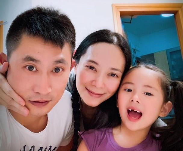 郭羡妮46岁生日宅家庆祝，与女儿同框似姐妹，点