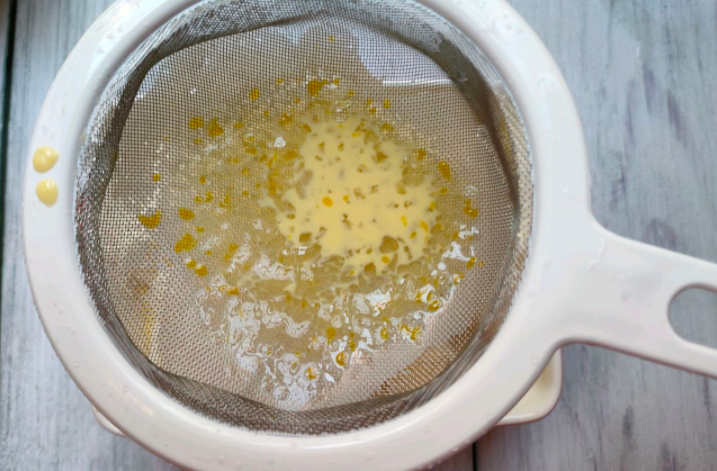 剩下的吐司不知道怎么吃？学会这个烤吐司布丁，酸甜好吃