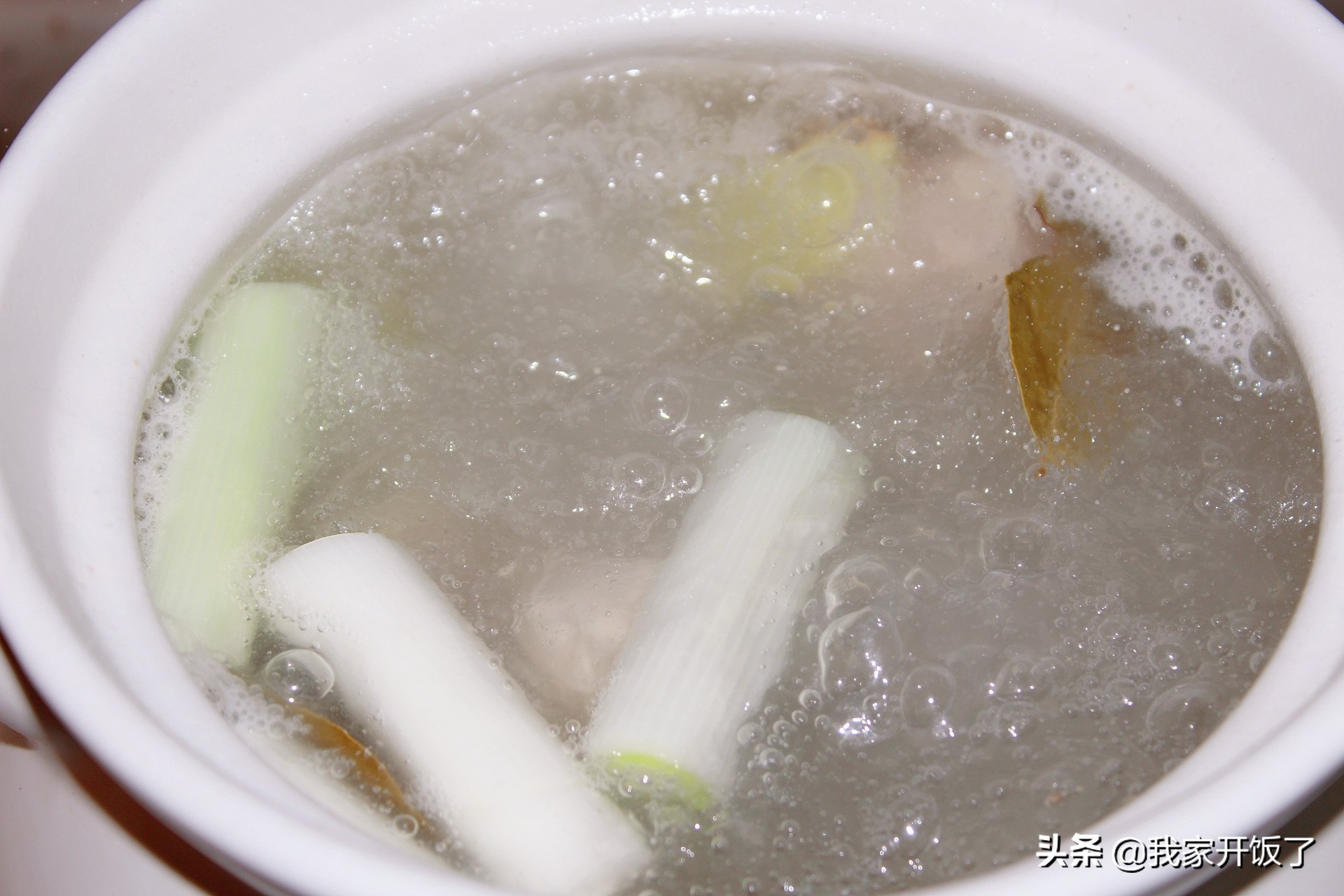 降溫了，排骨湯這樣煲超鮮美，暖心又暖胃，全家都愛喝