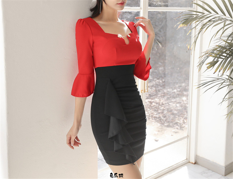 孙允珠：亮橘花露圆领娇可铆钉包臀裙