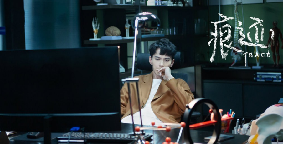 曾是超模大赛的冠军，转型成演员，形象俱佳却