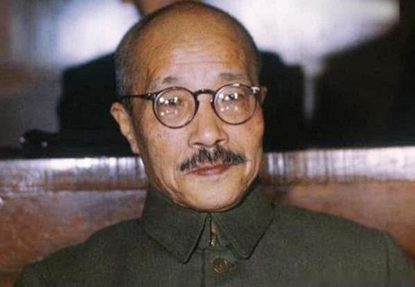 继张哲瀚后，黄景瑜也翻车了？被扒在烈士碑前