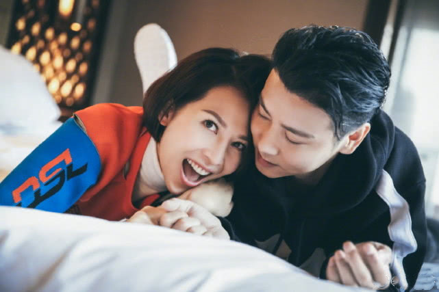 張晉蔡少芬臘八節做針灸，娘娘為保凍顏滿臉扎針，三個兒女齊出鏡