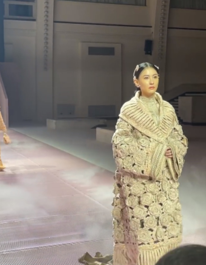 张柏芝现身高定秀T台，半永久贴头皮发型走红，