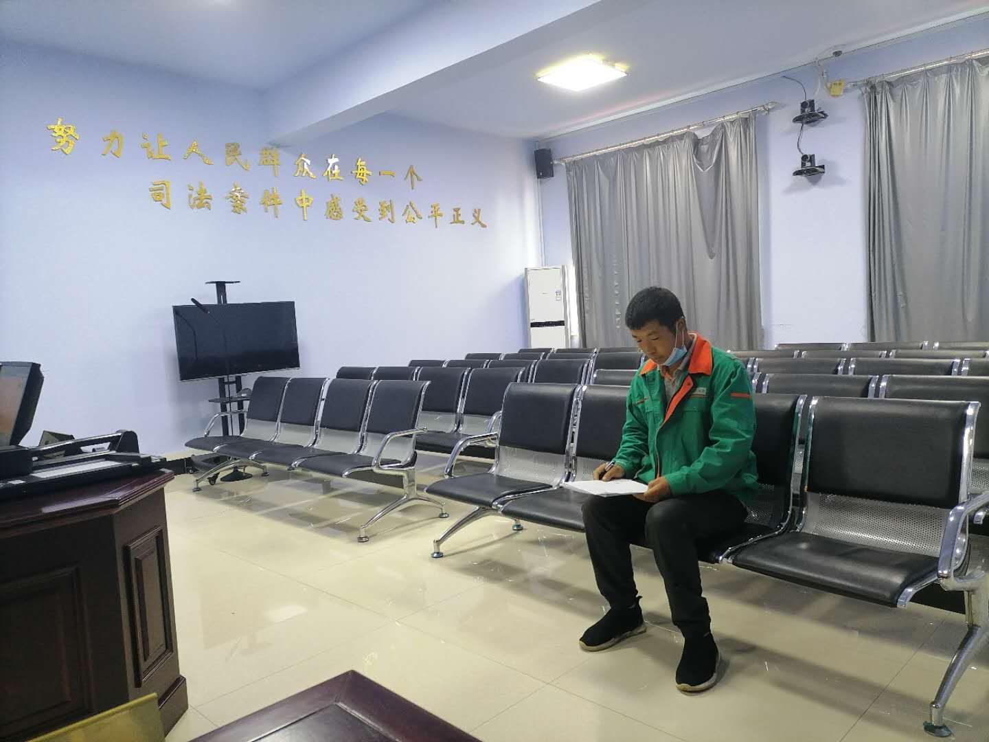 法庭办案提质效，调解要回八年前欠款