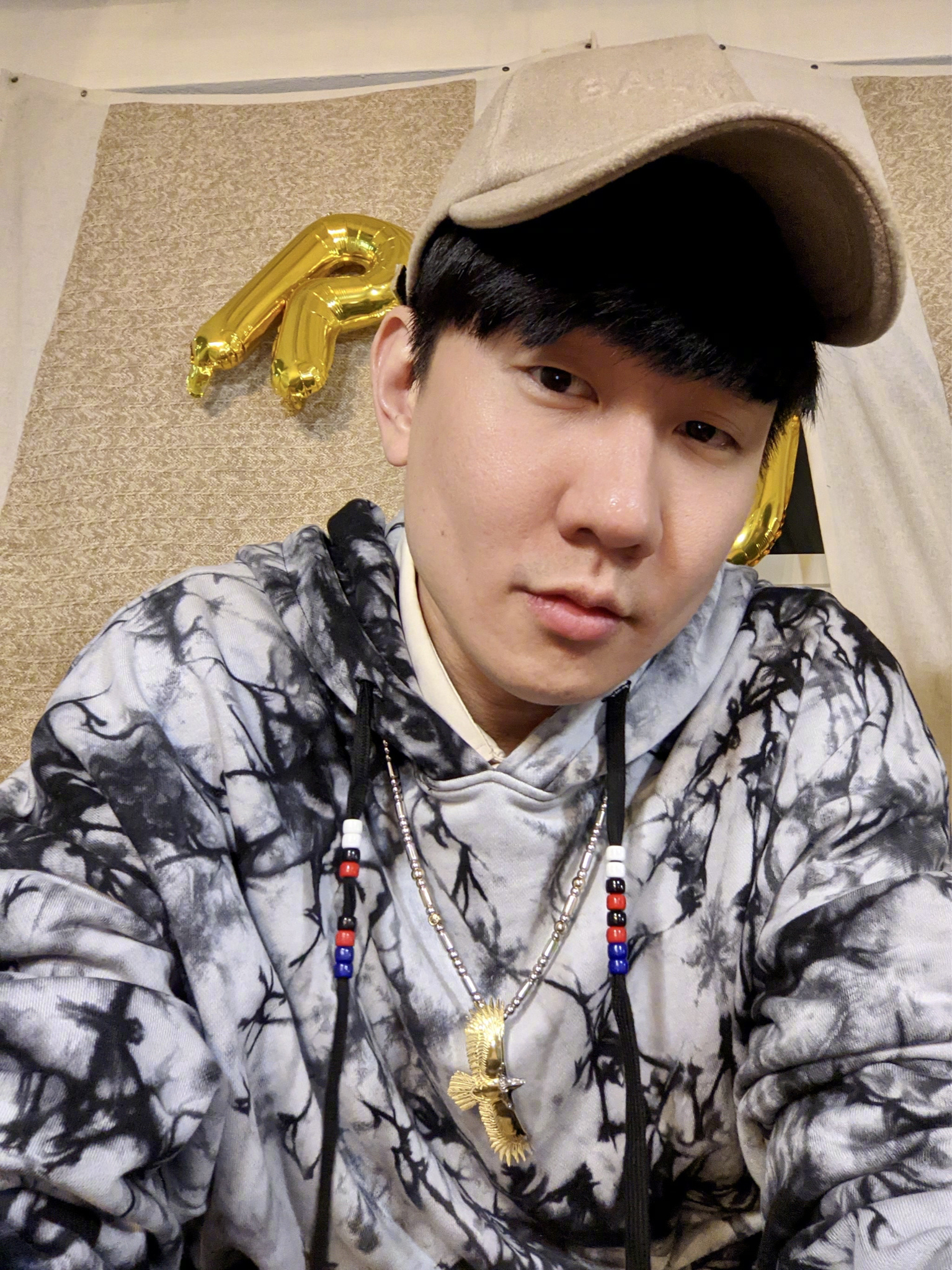 林俊杰更似兄长？与大7岁林志颖罕同框，脸部松